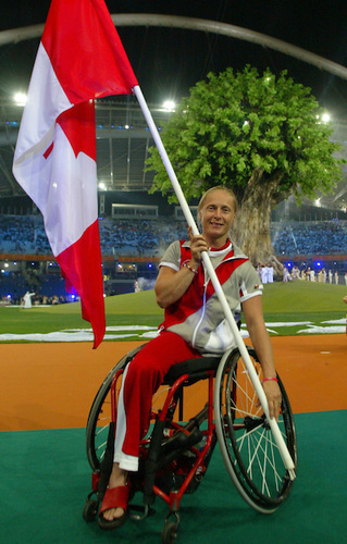 Chantal Benoit avec un drapeau Canadienne