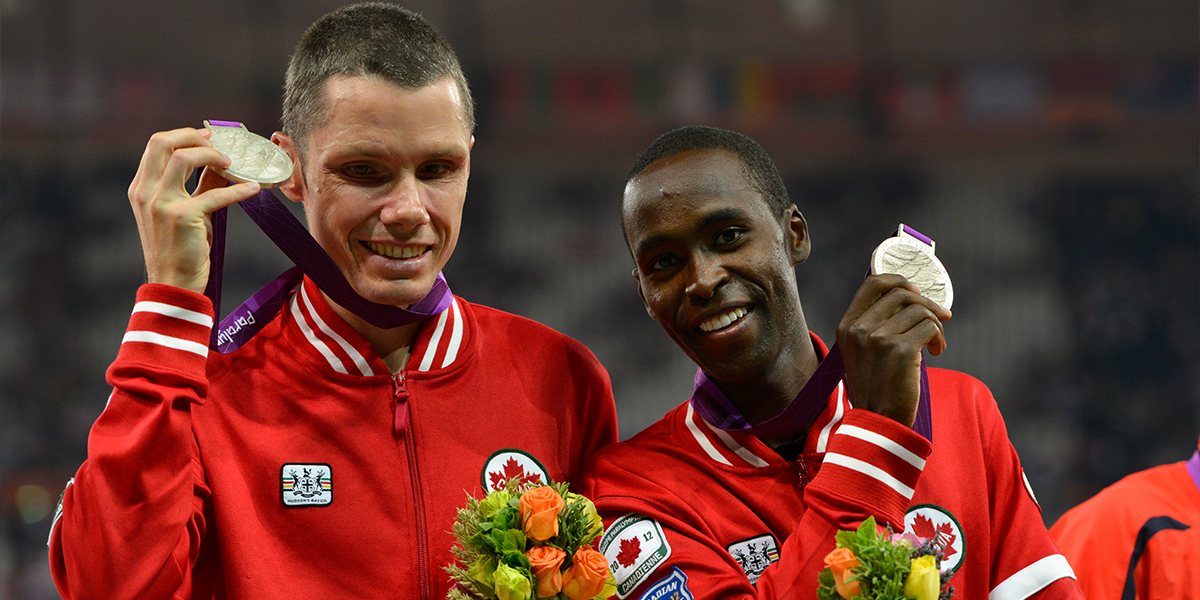 Image de Jason Dunkerley et Josh Karanja célébrant leur médaille d'argent aux Jeux paralympiques de Londres 2012
