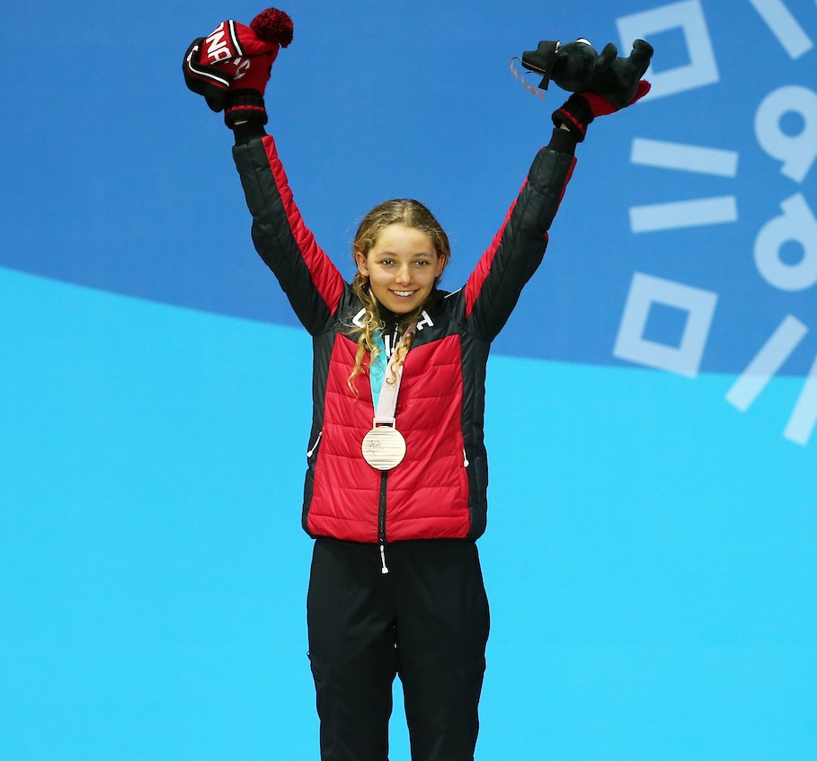 Natalie Wilkie sur le podium avec ses bras dans l'air