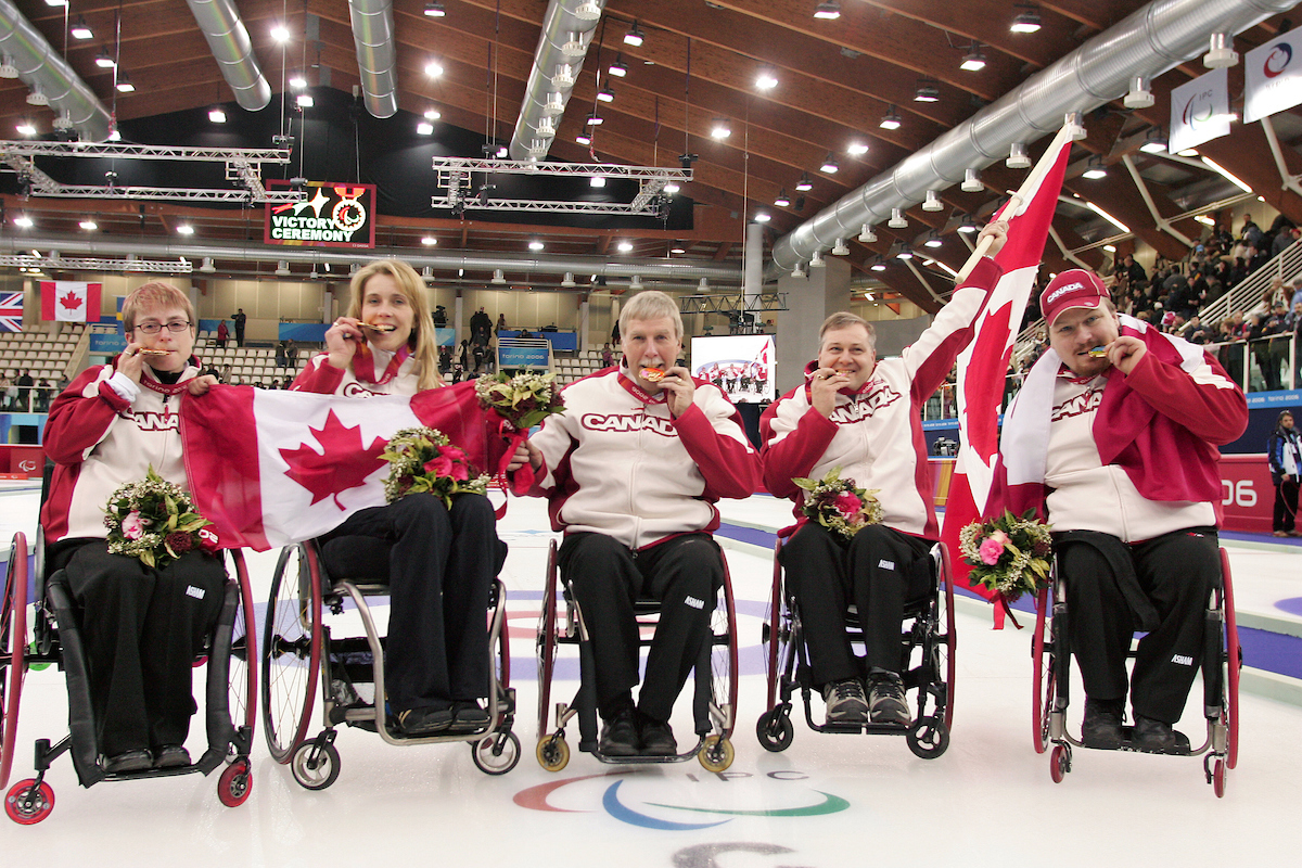 l'équipe de curling en fauteuil roulant de Turin 2006 avec leurs médailles d'or