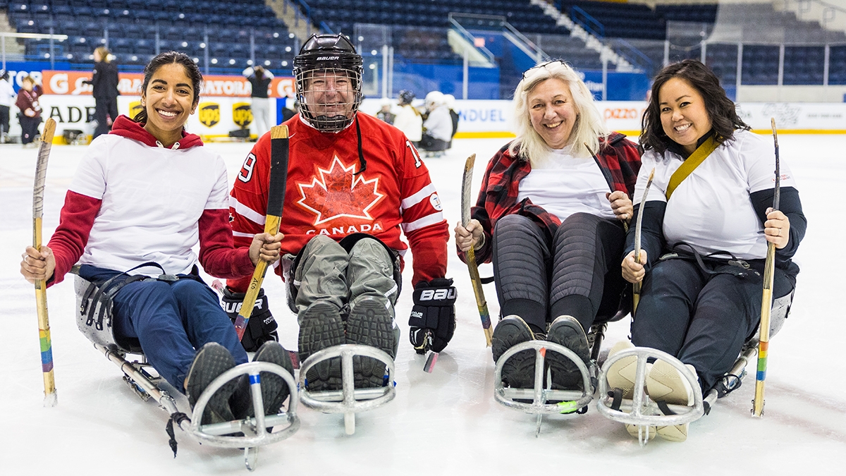 Participants pose with Canadian Paralympian Todd Nicholson during the ParaTough Cup event in Toronto. Les participants posent avec l'athlète paralympique canadien Todd Nicholson lors de la ParaTough Cup à Toronto.