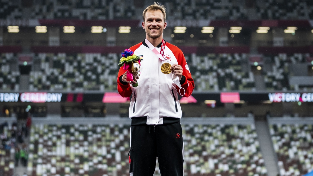 Nate Riech on the podium with his gold medal at Tokyo 2020 Paralympic Games