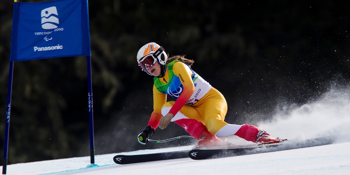 Lauren Woolstencroft racing down the ski slope