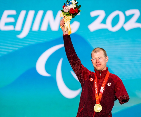 Mark Arendz with his Para biathlon gold medal
