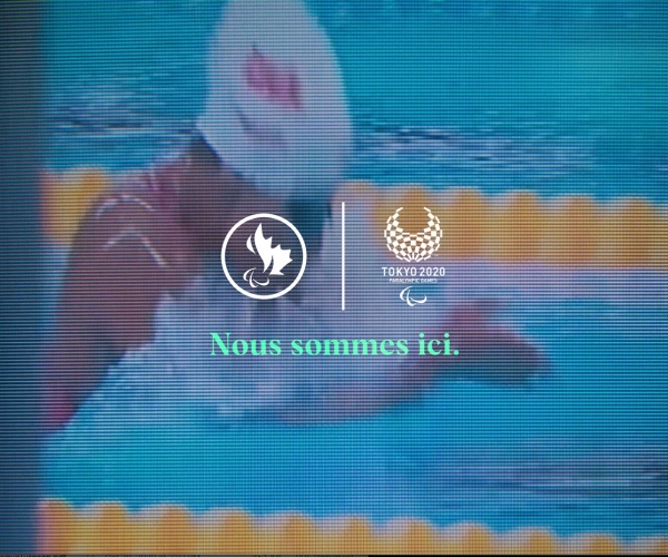Une image de Katarina Roxon dans le piscine avec les CPC et Tokyo 2020 logos et le phrase 'Nous sommes ici'