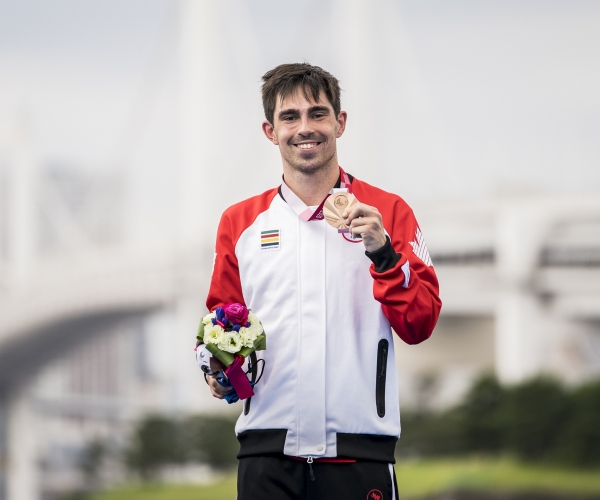 Stefan Daniel with his bronze medal on the podium at Tokyo 2020. 