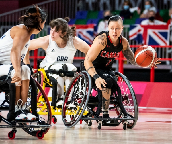 Cindy Ouellet with the ball in hand in wheelchair basketball action at Tokyo 2020. 