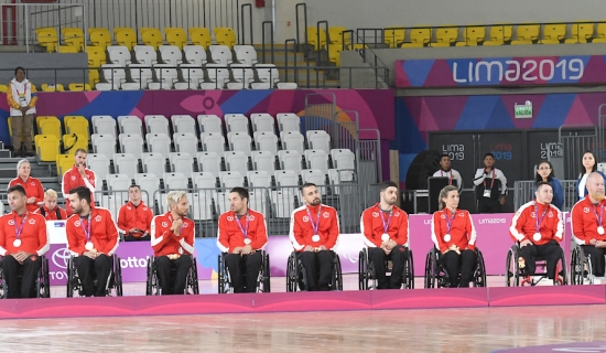 wheelchair rugby team in lima receiving their silver medals