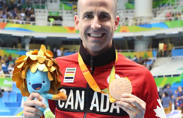 Benoit Huot pictured with a bronze medal from the Rio 2016 Paralympic Games / Benoit Huot avec une médaille de bronze des Jeux paralympiques de Rio 2016 