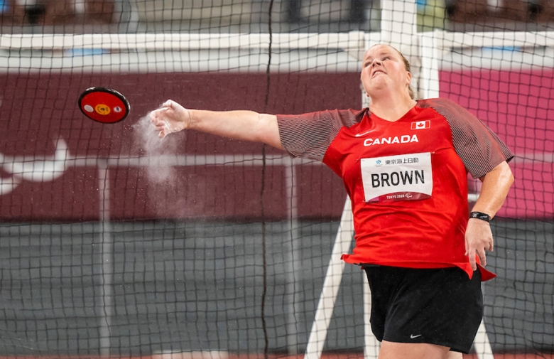 Jen Brown throws the discus
