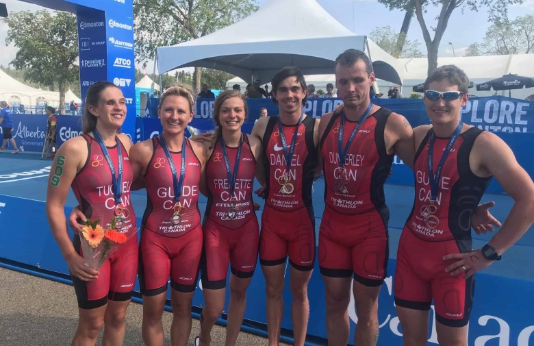 6 athletes in a group photo after Para triathlon