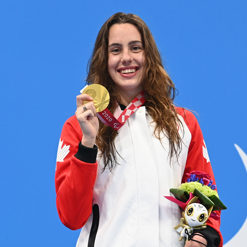 La nageuse paralympique canadienne Aurélie Rivard célèbre avec sa médaille d'or aux Jeux paralympiques de Tokyo 2020.