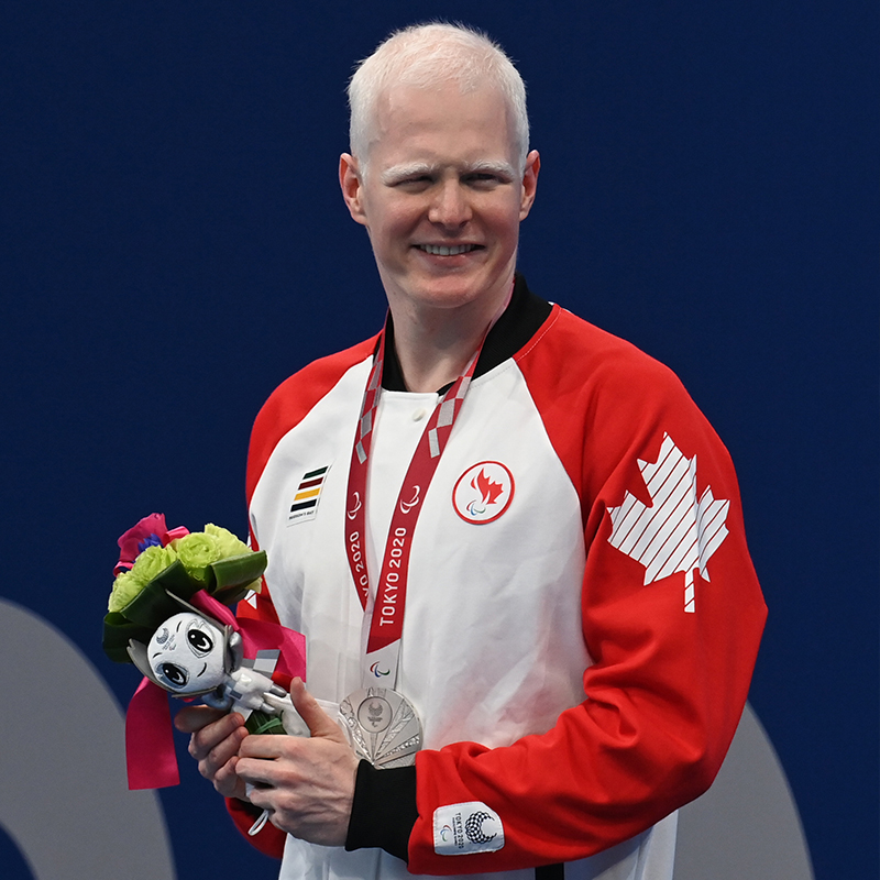 Le nageur paralympique canadien Nicolas-Guy Turbide célèbre avec sa médaille d'argent sur le podium aux Jeux paralympiques de Tokyo 2020.