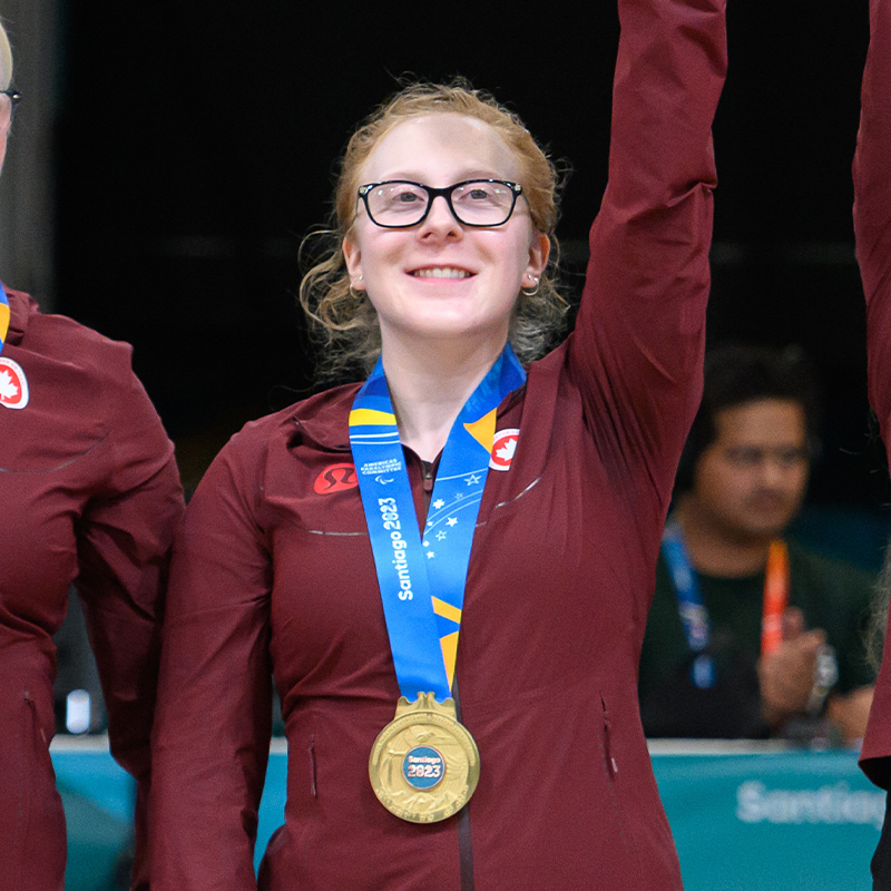 Brieann Baldock portant une médaille d’or sur le podium aux Jeux parapanaméricains de Santiago 2023.