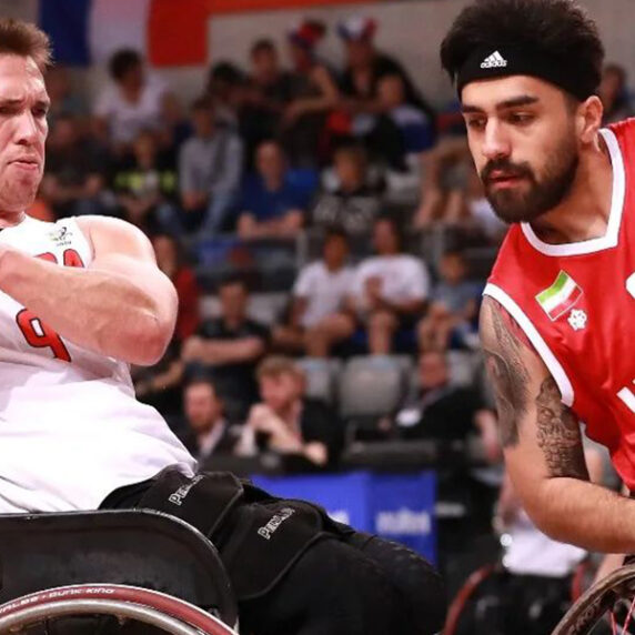 Colin Higgins in action for the Canadian Men's Wheelchair Basketball Team against Iran. | Colin Higgins en action pour l'équipe canadienne masculine de basket-ball en fauteuil roulant contre l'Iran.