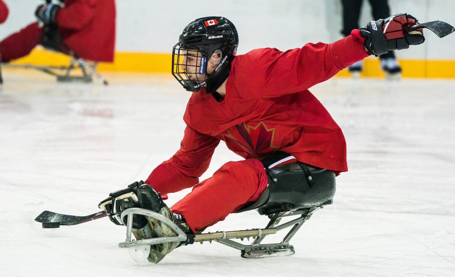 Concentration sur l’équipement para: essayer une luge de para-hockey ...