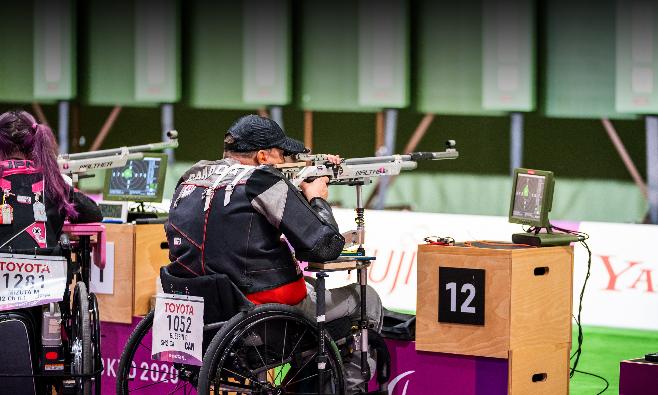 Le paralympien canadien Doug Blessin participe aux qualifications de l’épreuve mixte de carabine à air comprimé 10 m couché SH1 aux Jeux paralympiques de Tokyo 2020, visant sa cible depuis son fauteuil roulant sur le pas de tir.