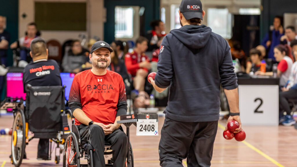 Canadian Boccia player Iulian Ciobanu working with his coach. | Le joueur de boccia canadien Iulian Ciobanu travaillant avec son entraîneur.