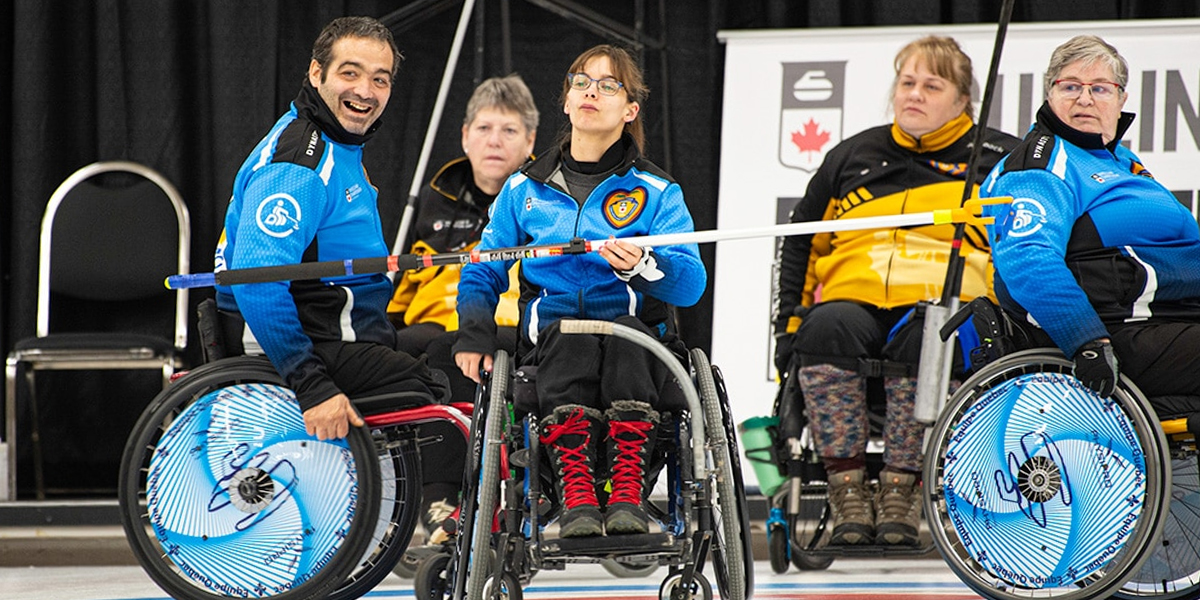 Wheelchair curlers competing. | Compétition de curling en fauteuil roulant.