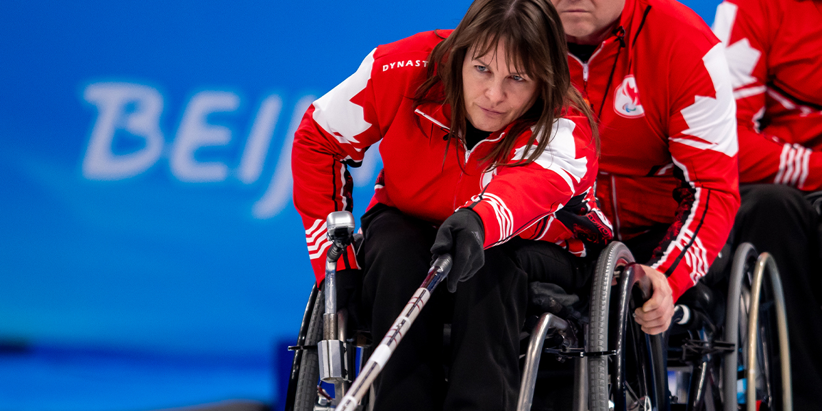 Ina Forrest, athlète canadienne de curling en fauteuil roulant, effectuant un tir lors d'un match aux Jeux paralympiques d'hiver de Pékin 2022.