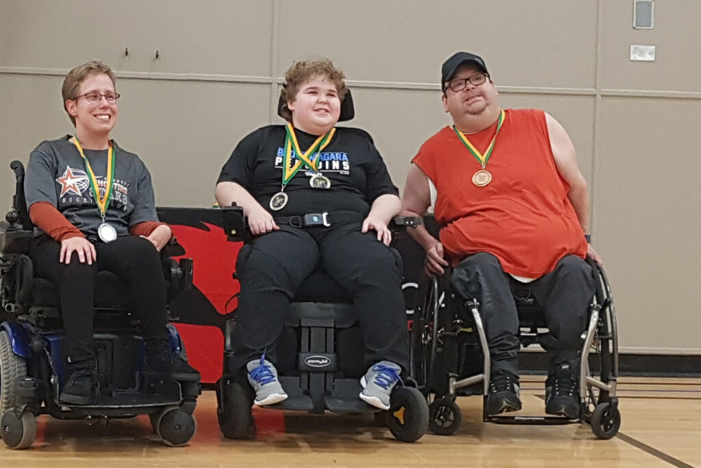 Les participants au Boccia Blast d'une année précédente portant leurs médailles à l'issue du tournoi.
