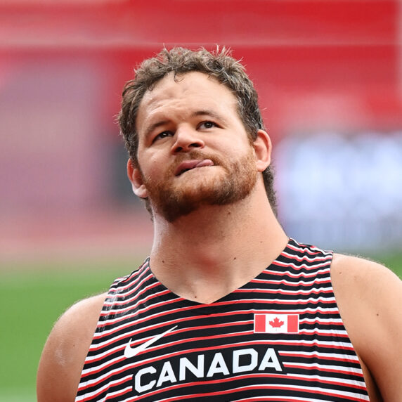 Greg Stewart regarde le tableau de bord pendant la compétition aux Jeux paralympiques de Tokyo 2020.