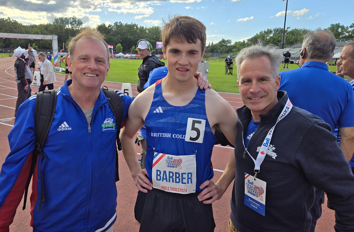 Le parachutisme canadien Michael Barber pose avec des membres de sa famille après une course aux essais paralympiques d’Athlétisme Canada 2024.