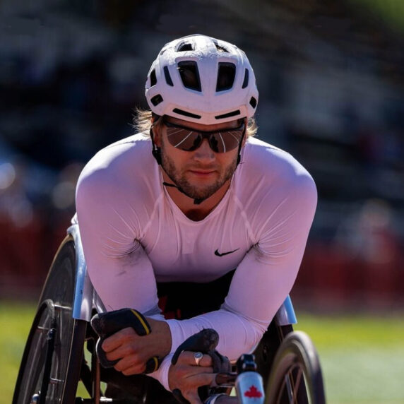 Le coureur en fauteuil roulant canadien Austin Smeenk se reposant sur son fauteuil roulant de course à la suite d’une course aux Essais paralympiques d’Athlétisme Canada 2024.