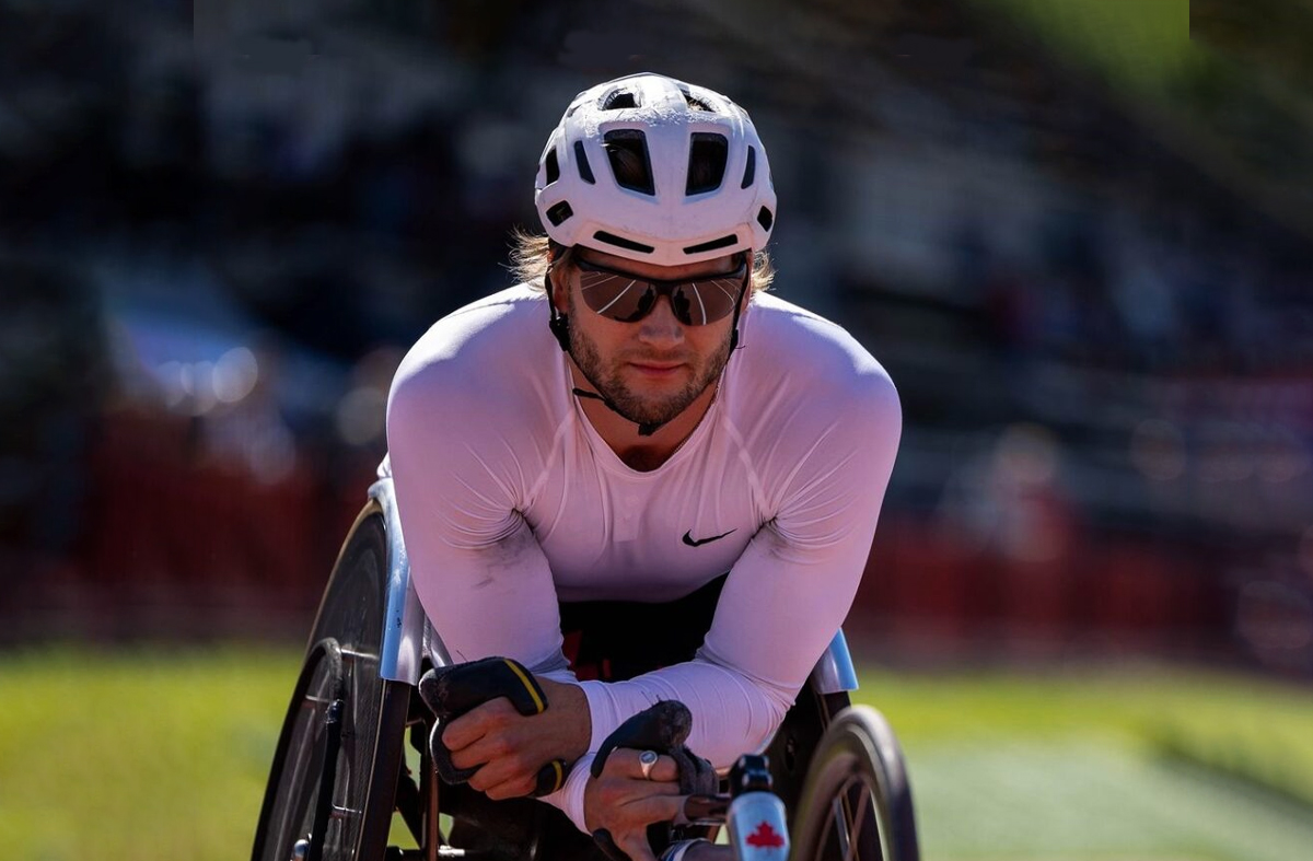 Le coureur en fauteuil roulant canadien Austin Smeenk se reposant sur son fauteuil roulant de course à la suite d’une course aux Essais paralympiques d’Athlétisme Canada 2024.