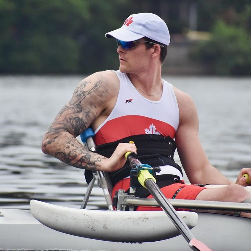 Le rameur paralympique canadien Jacob Wassermann naviguant son bateau.