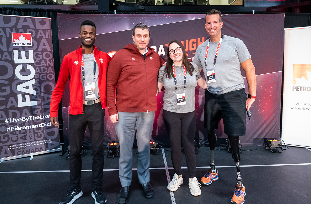 Un cadre de Petro-Canada pose avec des vedettes canadiennes du para-sport.