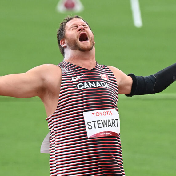 L'athlète paralympique canadien Greg Stewart célèbre une médaille d'or remportée au lancer du poids aux Jeux olympiques de Tokyo 2020.