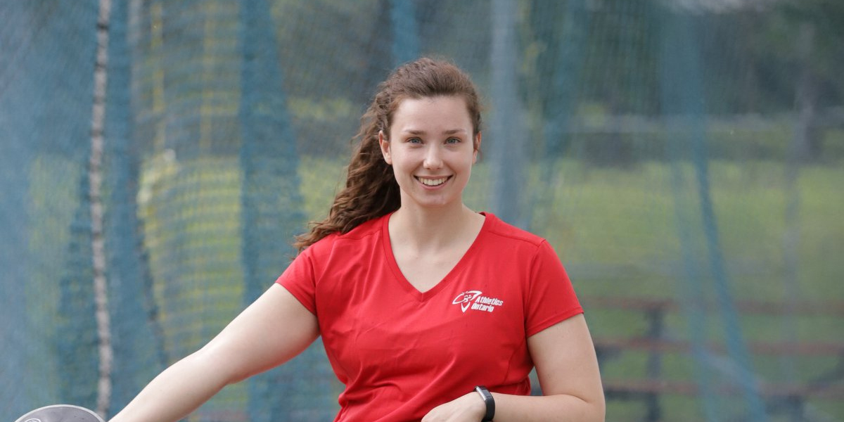 L'athlète canadienne de lancers en position assise Julia Hanes pose pour une photographie.