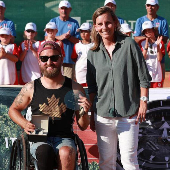 La star canadienne du tennis en fauteuil roulant Rob Shaw pose avec son trophée de vainqueur à l’Open de Suisse 2024, debout à côté de Rob est un officiel du tournoi.