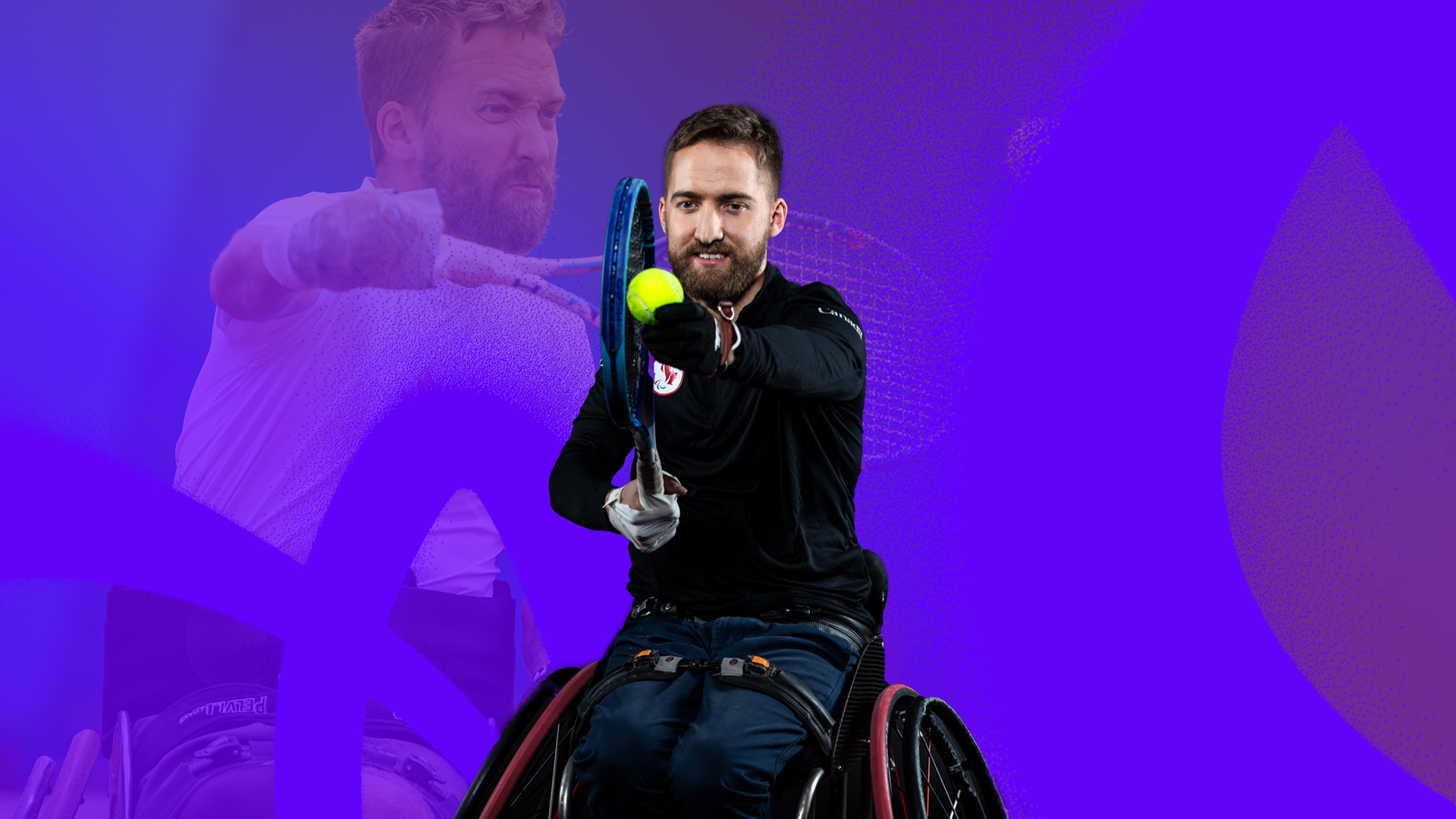 La vedette canadienne de tennis en fauteuil roulant Rob Shaw posant pour une photo alors qu'il s'apprête à servir.