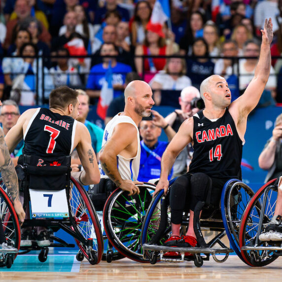 L'équipe Canadien de basketball en fauteuil roulant contre France aux Jeux Paralympiques de Paris 2024