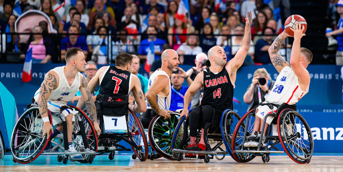 L'équipe Canadien de basketball en fauteuil roulant contre France aux Jeux Paralympiques de Paris 2024