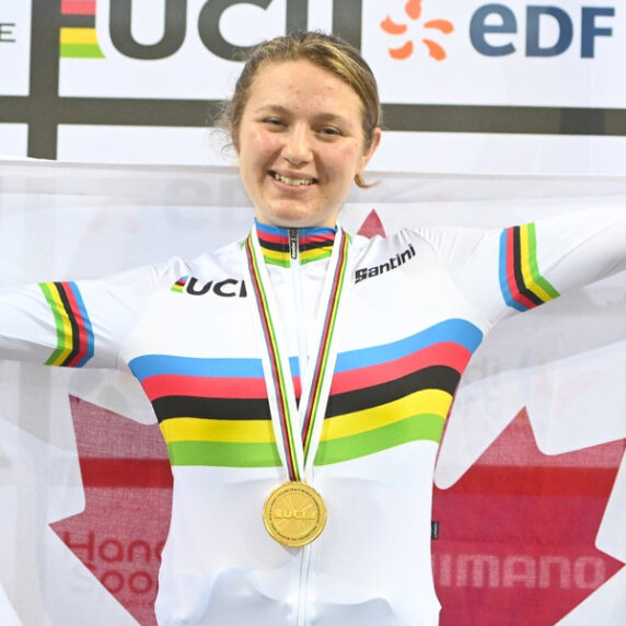 Le paracycliste canadien Mel Pemble célèbre après avoir remporté l’or aux Championnats du monde de paracyclisme sur piste 2022.