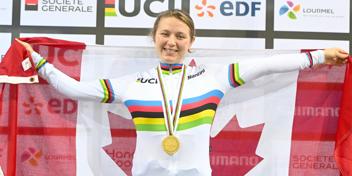 Le paracycliste canadien Mel Pemble célèbre après avoir remporté l’or aux Championnats du monde de paracyclisme sur piste 2022.