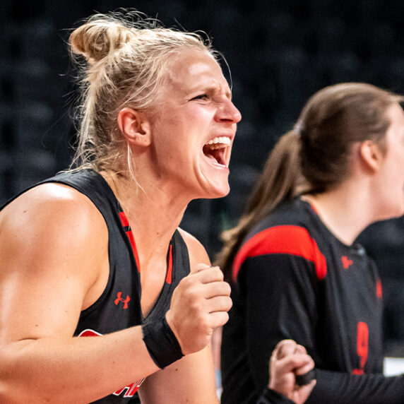 Kady Dandeneau, joueuse canadienne de basketball en fauteuil roulant, acclame pendant un match aux Jeux paralympiques de Tokyo 2020.