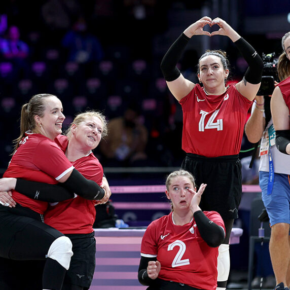 L'équipe canadienne féminine de volleyball assis célèbre après sa victoire contre la Slovénie.