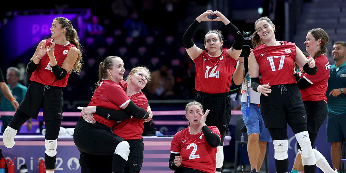 L'équipe canadienne féminine de volleyball assis célèbre après sa victoire contre la Slovénie.