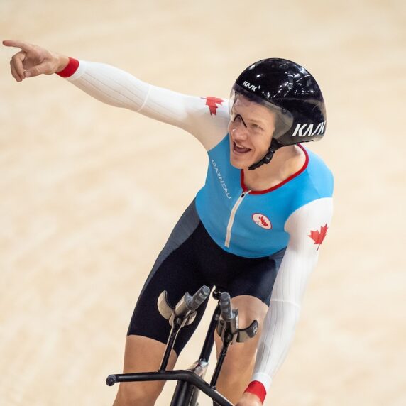 Alexandre Hayward célèbre après sa course pour la médaille de bronze