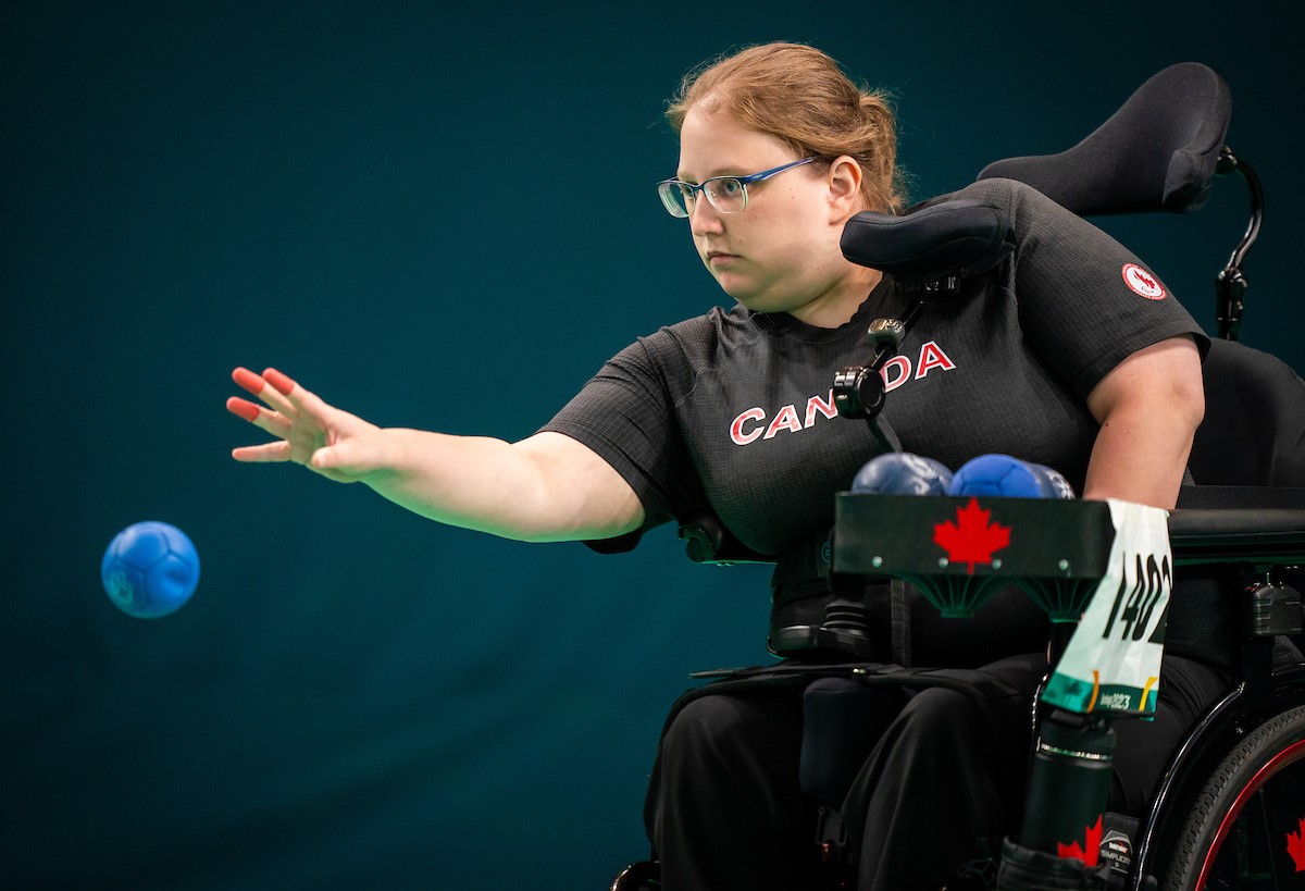 Alison Levine lance une balle en compétition, boccia