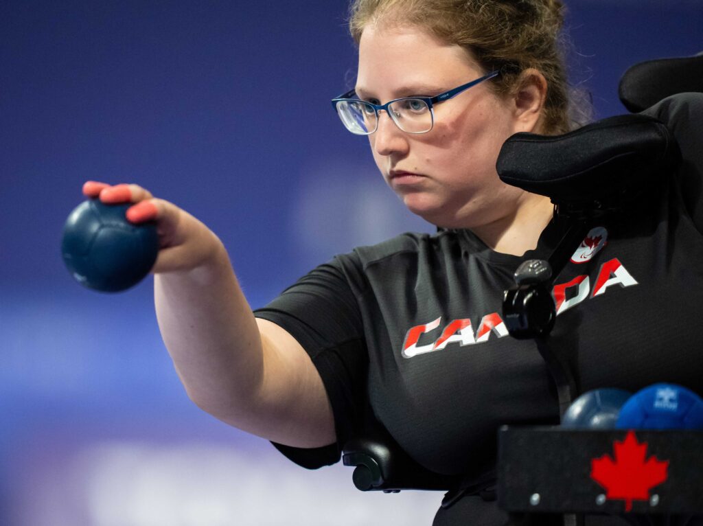 Alison Levine lance une balle en compétition, boccia
