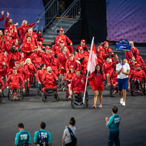 L’Équipe paralympique canadienne salue la foule pendant la cérémonie d'ouverture des Jeux paralympiques de Paris 2024.