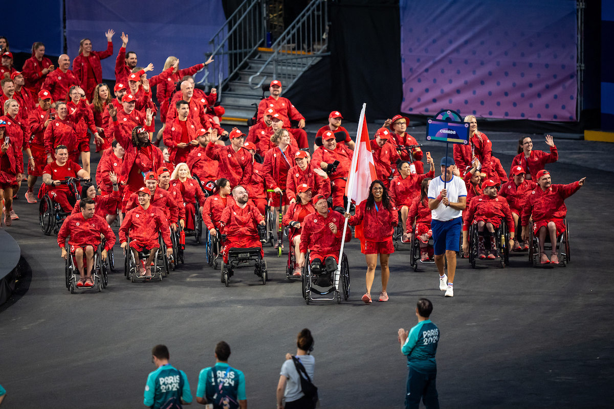 L’Équipe paralympique canadienne salue la foule pendant la cérémonie d'ouverture des Jeux paralympiques de Paris 2024.