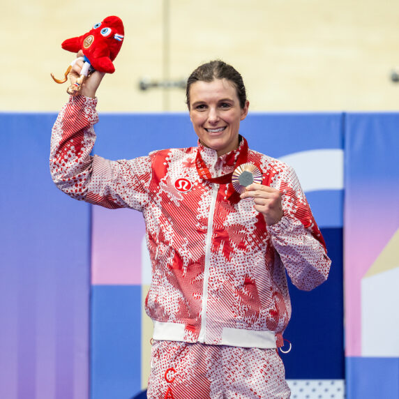 Keely Shaw reçoit sa médaille de bronze à la poursuite individuelle féminine C4 3000 m lors des Jeux paralympiques de Paris, en France, le 30 août 2024.