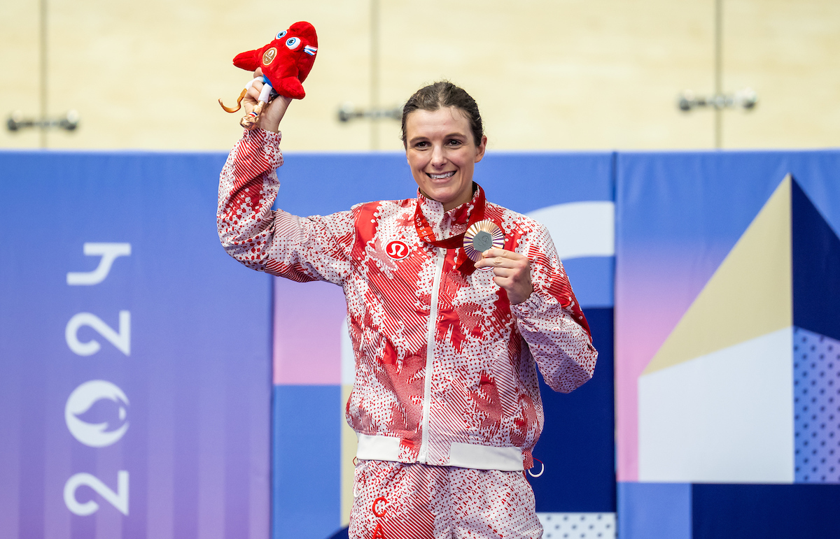 Keely Shaw reçoit sa médaille de bronze à la poursuite individuelle féminine C4 3000 m lors des Jeux paralympiques de Paris, en France, le 30 août 2024.