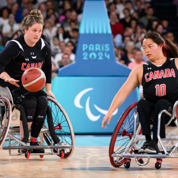 Arinn Young et Puisand Lai, basketball féminin en fauteuil roulant